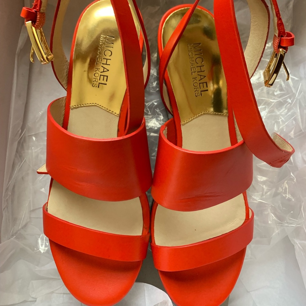 Wore them for a party years bac don’t like orange